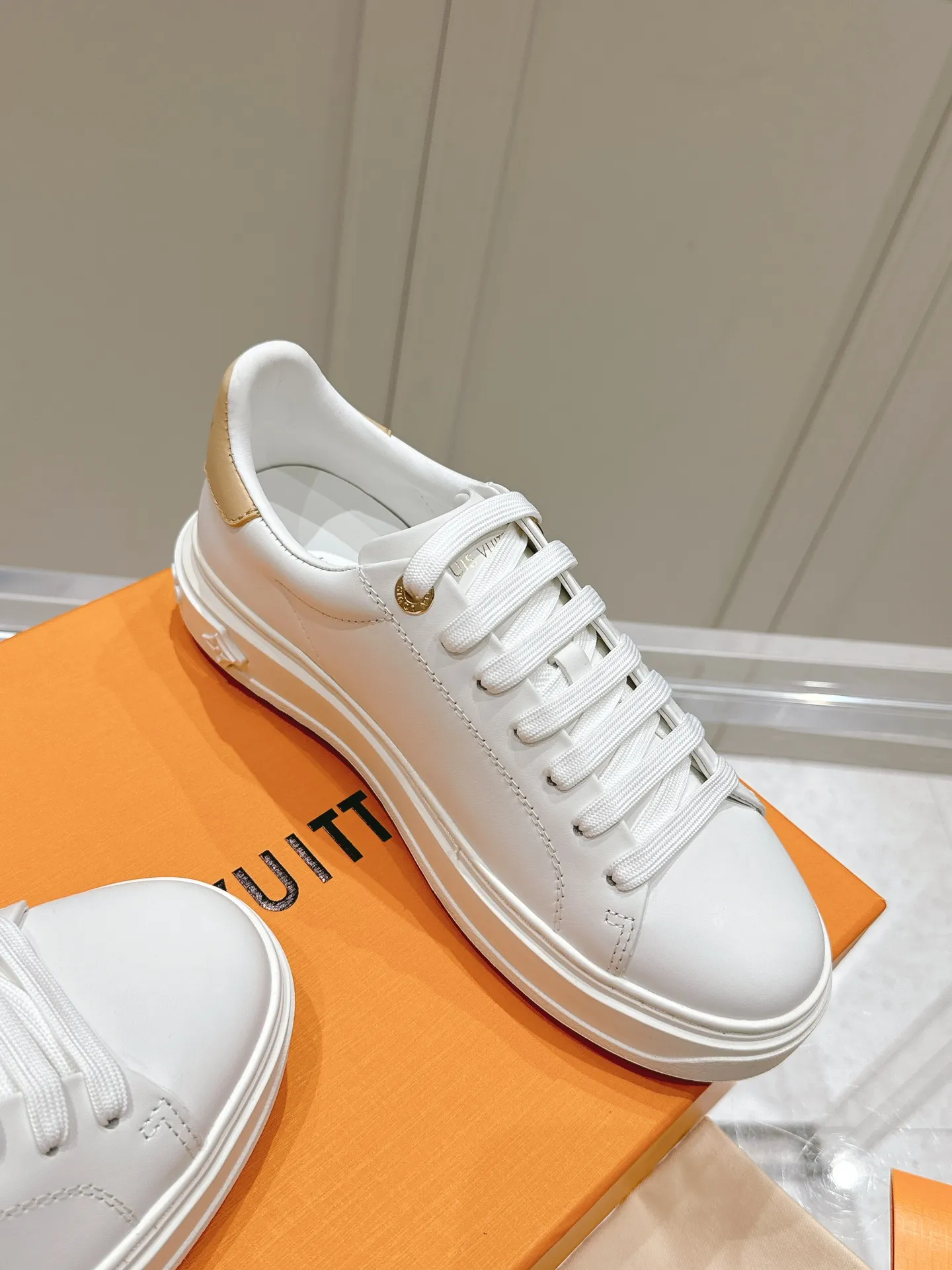 👟👟Ex-factory price 560👟👟 LV new white shoes, four-leaf clover🍀sunflower🌞 charm, add naughty and lively color to simple white shoes, easy to wear and durable, code number: 35+40 (41 customized)